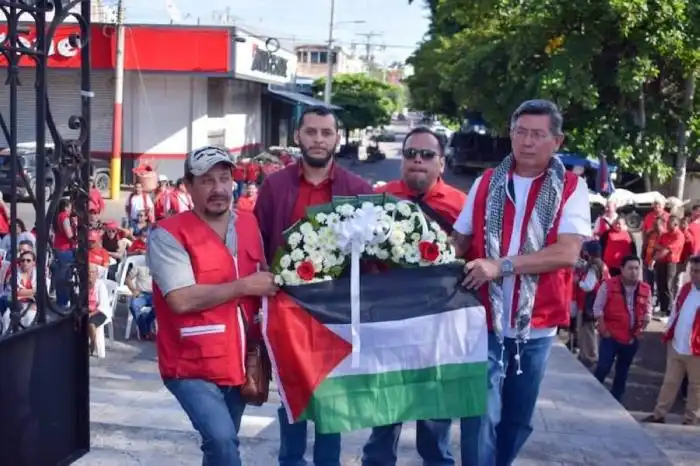 Dirigentes del FMLN colocaron ofrenda floral a Schafik Jorge Hándal.