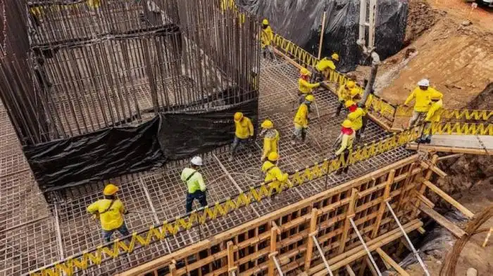 El trabajo de colado consiste en la fabricación del concreto en el lugar. Deben construir 16 columnas que sostendrán la edificación en la quebrada que rodea la montaña de Los Chorros. / MOPT.