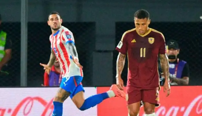 El delantero paraguayo, Antonio Sanabria, anotó los dos tantos de su selección. / AFP