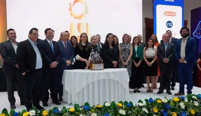 La gala fue efectuada anoche y premia a empresas salvadoreñas que tienen más de 50 años de fundación.