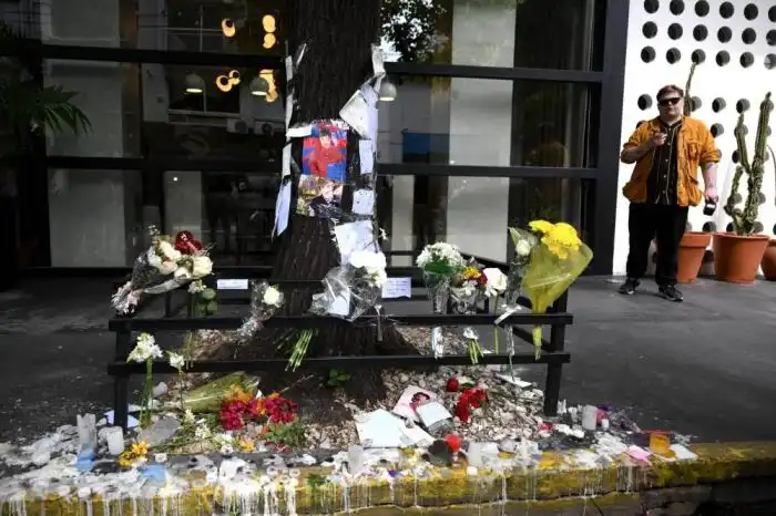 Los homenajes se sucedieron el jueves para el cantante británico Liam Payne, exmiembro de la exitosa banda de chicos One Direction, luego de que se precipitara hasta la muerte desde el balcón de un hotel de Buenos Aires. Foto de Luis ROBAYO / AFP