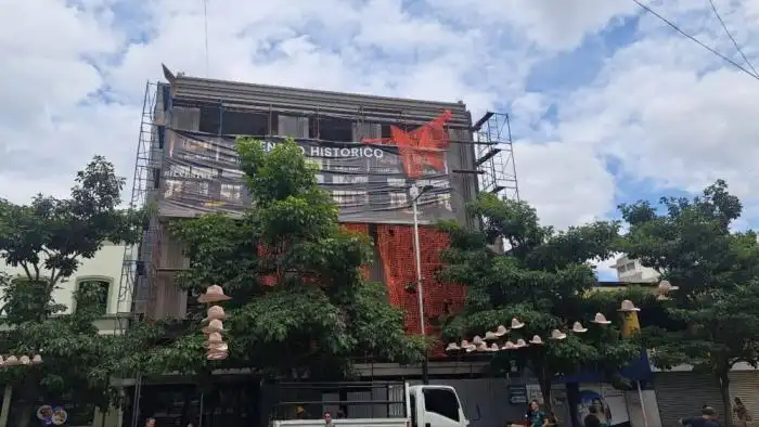 El Hotel Cardedeu estará ubicado frente a la plaza Gerardo Barrios. / Iliana Cornejo. 