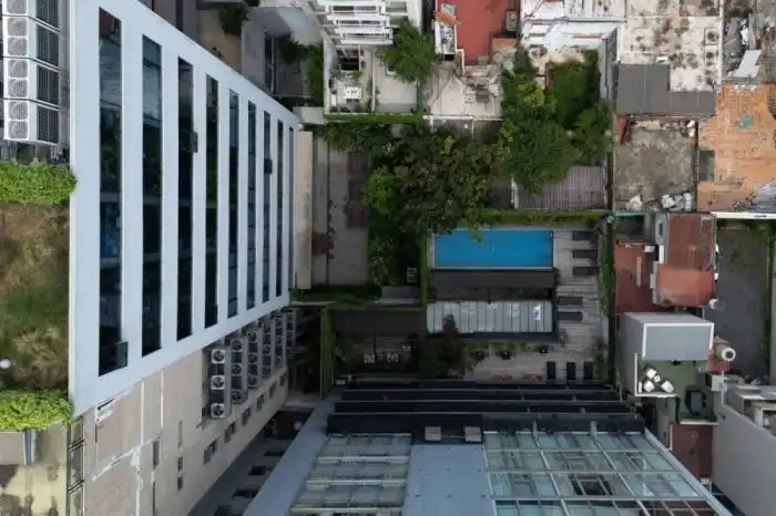 Vista aérea del hotel donde se alojaba Payne, y su piscina. Photo by Luis ROBAYO / AFP