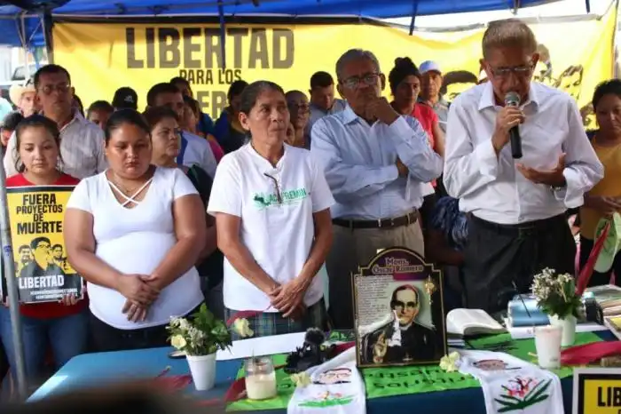 Vidalina Morales, una de las lideresas de la comunidad Santa Marta, en la misa afuera del Tribunal de Sentencia de Sensuntepeque donde este 18 de octubre dan el fallo del caso con el nombre de la comunidad. / Lisbeth Ayala. 