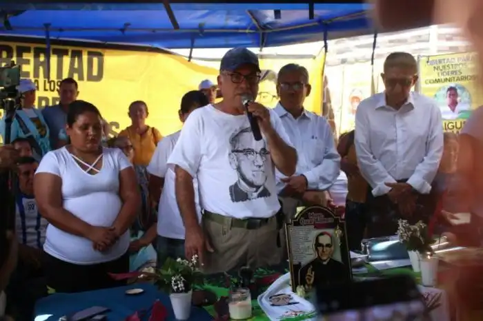 Alfredo Leiva, uno de los miembros de la Asociación de Desarrollo Económico y Social del cantón Santa Marta (ADES) previo al fallo del juicio, este 18 de octubre. / Lisbeth Ayala. 