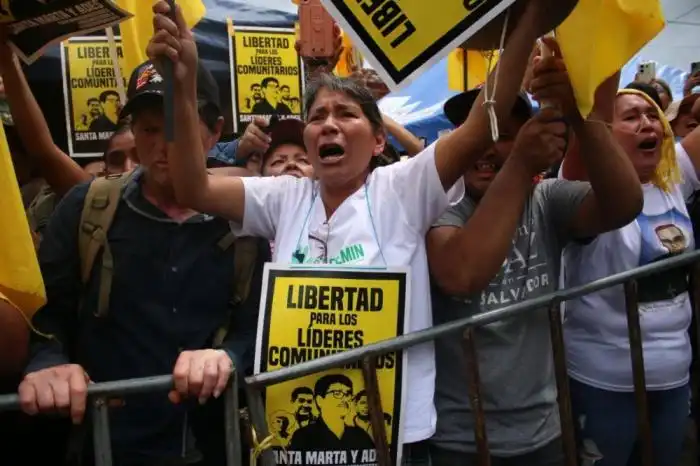 Vidalina Morales, la lideresa de Santa Marta, celebra la libertad para sus compañeros de comunidad. / Lisbeth Ayala. 