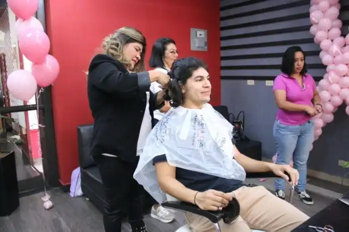 A la campaña de donación también pueden sumarse hombres que deseen donar su cabello. / Lisbeth Ayala.