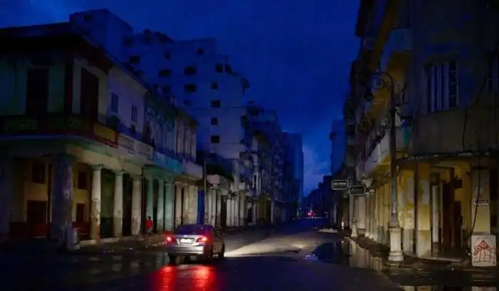 Un automóvil circula por una calle durante un apagón nacional provocado por una falla en la red en La Habana, el sábado 19 de octubre de 2024. Las fallas técnicas, la escasez de combustible y la alta demanda han provocado que las centrales termoeléctricas del país fallen constantemente, obligando al gobierno a declarar una emergencia energética y tomar medidas como el cierre de escuelas y fábricas./AFP