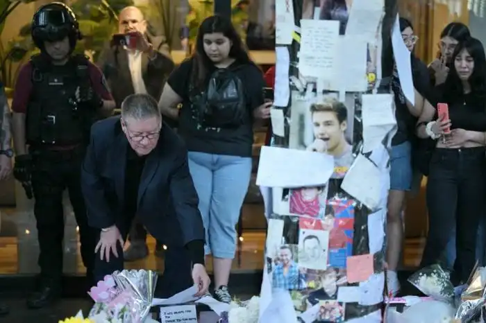 Geoff Payne, padre de Liam Payne, llegó frente al hotel CasaSur de Buenos Aires, el viernes pasado. Photo by JUAN MABROMATA / AFP