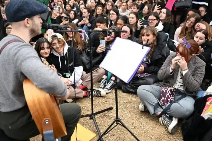 Un cantante amenizó el homenaje a Liam en París, este fin de semana. Photo by Bertrand GUAY / AFP