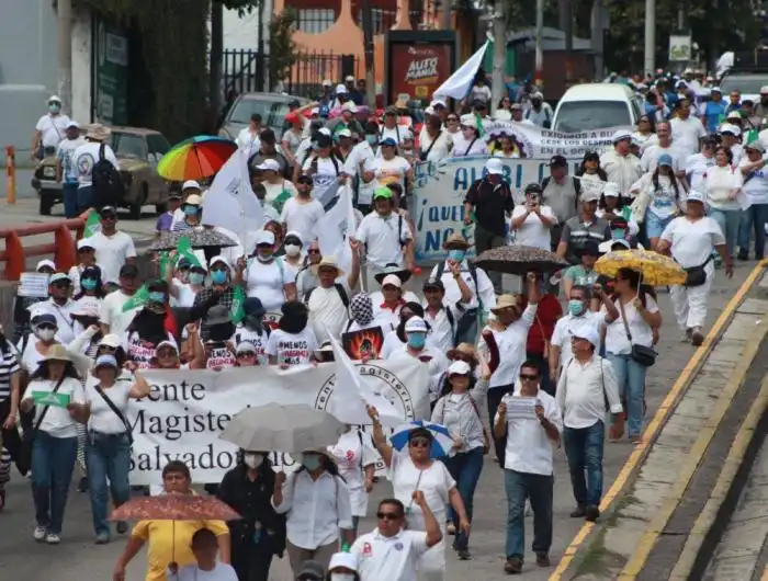 El Frente Magisterial Salvadoreño participó en la marcha del pasado sábado. Cortesía