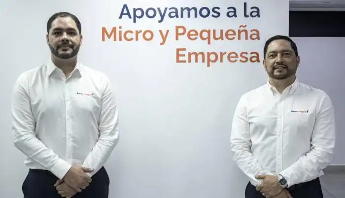 De izquierda a derecha: el director Comercial de Banco Integral, Erick Morán, y el director ejecutivo de Integral, César Barahona. /Alexander Montes