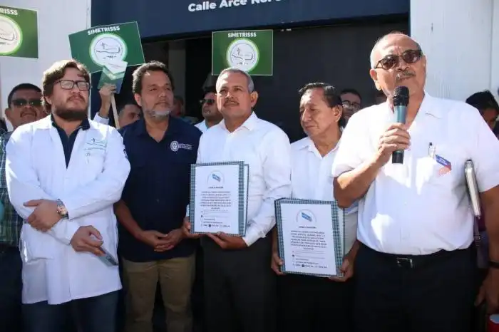 El secretario general de Simetrisss, Rafael Aguirre, y el vicepresidente del Colegio Médico, Carlos Ramos Hinds, junto a líderes de Cofoa. /Lisbeth Ayala. 