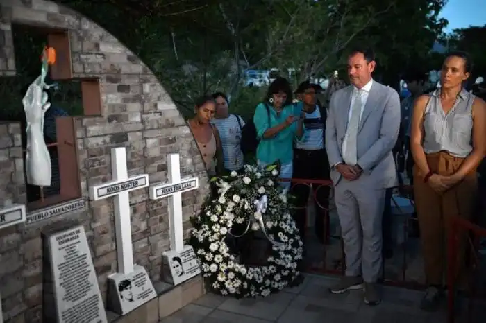 El embajador de Países Bajos en Centroamérica, Arjen van den Berg, asistió a la inauguración del monumento a los periodistas holandeses en Santa Rita, Chalatenango./AFP 