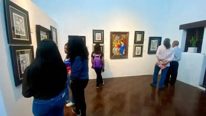 Asistentes recorrieron la exhibición y apreciaron el trabajo de los artistas salvadoreños.