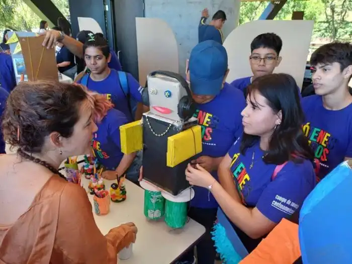 Celina de Sola junto a jóvenes del programa. / Jessica Guzmán. 