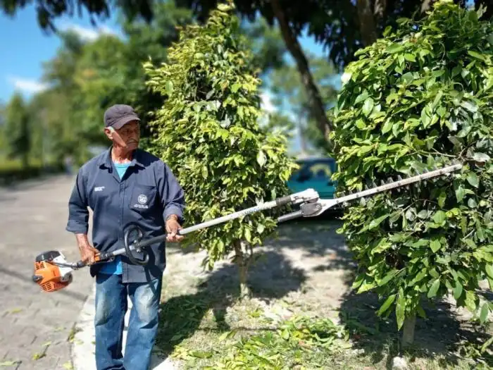 Un trabajador realiza labores en los cementerios de San Salvador Centro. / Cementerios de San Salvador.