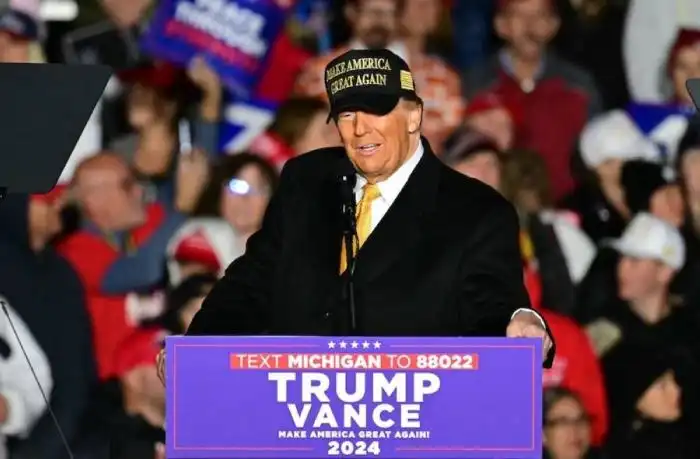 Donald Trump da su discurso en un acto en Traverse City, Michigan.AFP