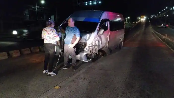 Un conductor ebrio colisionó con un pick up, en el bulevar del Ejército, en San Salvador. / Cortesía de la PNC. 