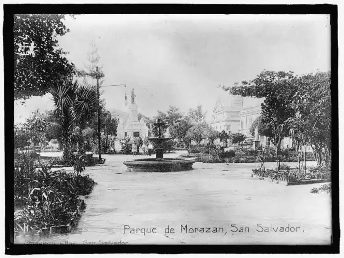 Fotografía del parque Morazán a inicios del siglo XX.