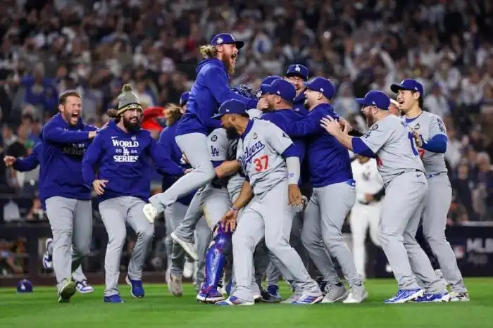 Los Dodgers de Los Ángeles celebran su victoria 7-6 ante los Yankees de Nueva York en el quinto partido de la Serie Mundial 2024 en el Yankee Stadium el 30 de octubre de 2024/AFP