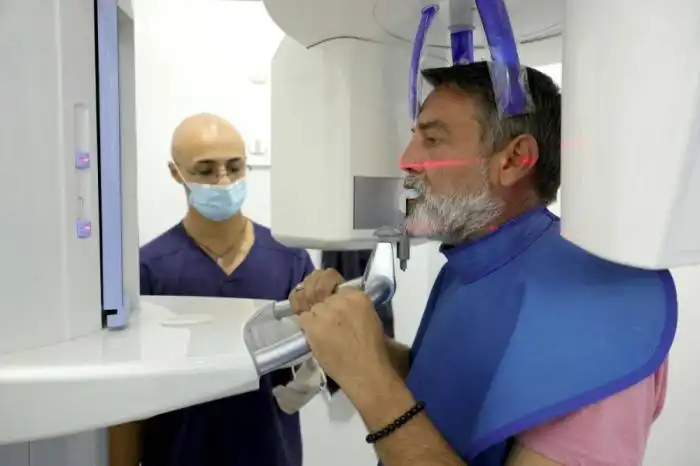 El paciente Stefane Pealat durante un tratamiento dental. Photo by Adnan Beci / AFP