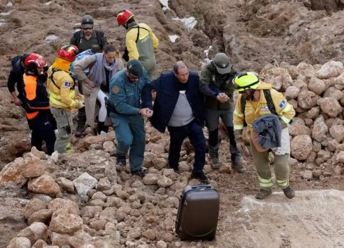 El personal de los servicios de emergencia ayuda a un hombre tras las inundaciones mortales en Letur, al suroeste de Valencia, en el este de España, el 30 de octubre de 2024. - Las inundaciones provocadas por las lluvias torrenciales en la región de Valencia, en el este de España, han dejado al menos 95 personas muertas, dijeron los servicios de rescate./AFP