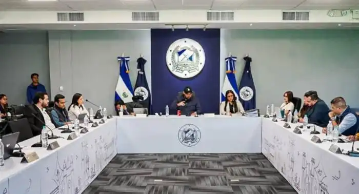 Karen González en sesión del concejo junto a la nueva secretaria, Evelyn Cañas. / @PrensaAMSSC