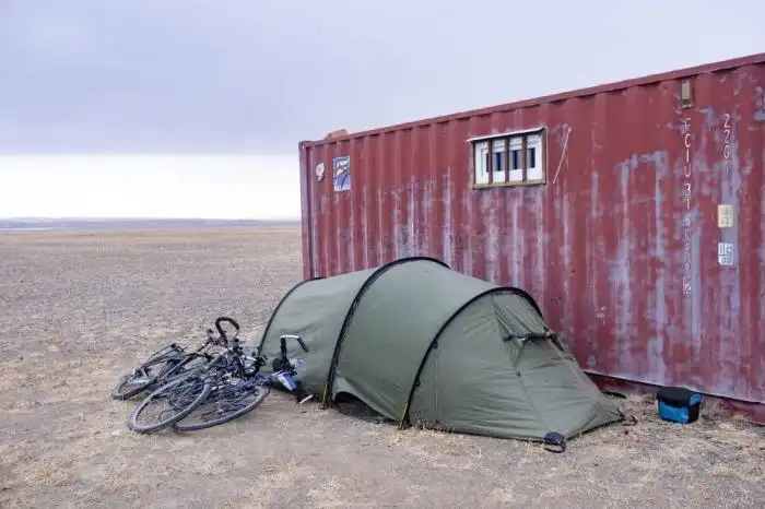 La tienda de campaña enfrente a lo único que pudo protegerla del viento. / Cortesía de Marica van der Meer y Chepe Ruiz.