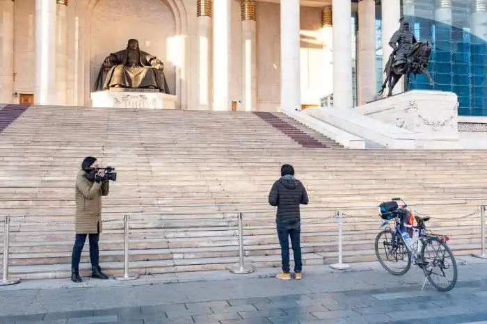 El salvadoreño José Ruiz frente a un monumento al emperador mongol Genghis Khan. / Cortesía de Marica van der Meer y Chepe Ruiz.