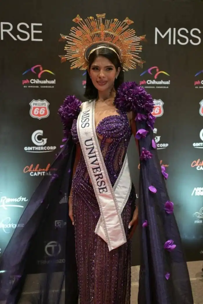 Sheynnis Palacios también fue parte del desfile, este fue uno de sus atuendos. Photo by YURI CORTEZ / AFP