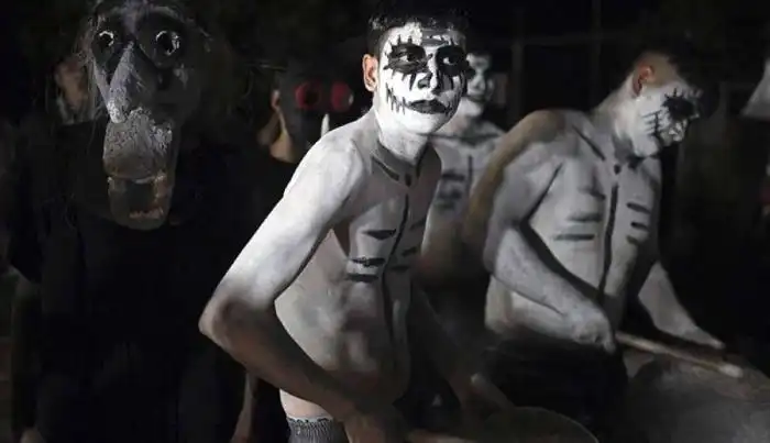 Los participantes tocan tambores durante el tradicional desfile de 