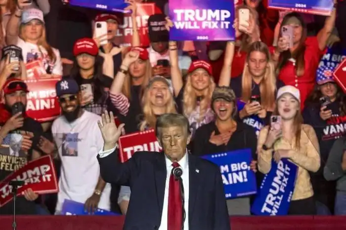 El expresidente estadounidense y candidato presidencial republicano Donald Trump saluda ayer a sus partidarios durante un mitin de campaña en el First Horizon Coliseum en Greensboro, Carolina del Norte./AFP