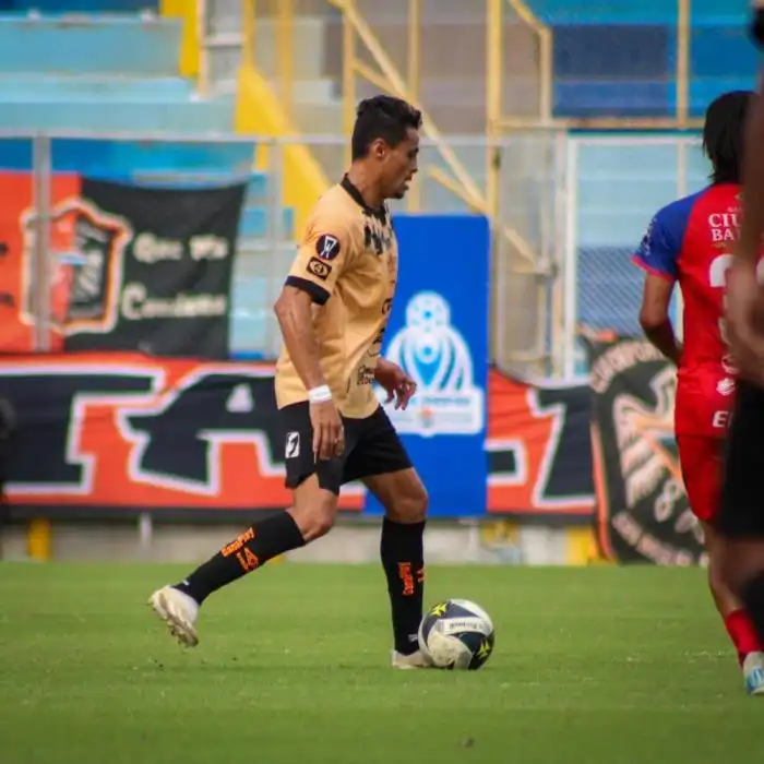 Darwin Cerén, del Águila, conduce con la pelota. / CD Águila.