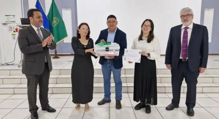 Al centro, el artista ganador Fredy Araujo. De izq. a der.: Dr. Carlos Ramos Hinds vicepresidente del Colegio Médico; Dra. Patricia de Cativo, secretaria; Araujo; Dra. Ancu Feng, directora de actividades científicas y Dr. Jaime Ávila director de ética médica.