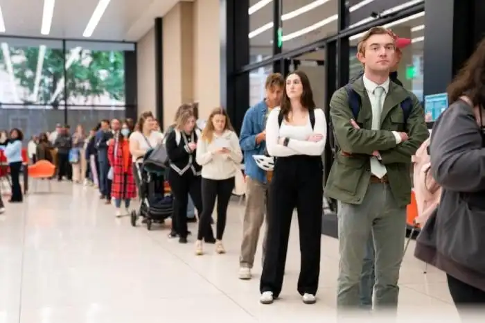 La gente hace fila para votar en un centro de votación en la Biblioteca Martin Luther King Jr. en Washington, DC, el día de las elecciones, el 5 de noviembre de 2024./ AFP