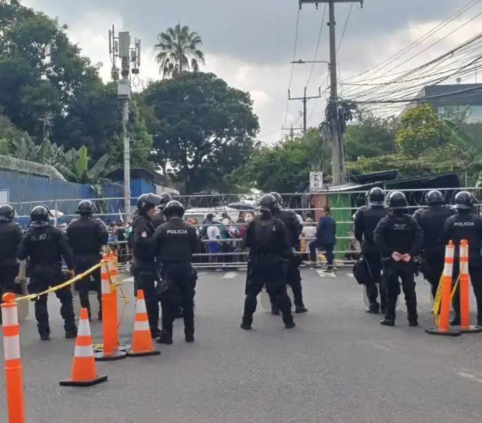 Una barricada con razor impidió el paso de los manifestantes miembros de Movir. / Jessica Guzmán.