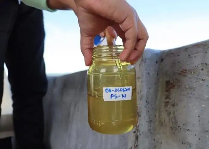 Muestra de agua tomada del embalse. / Tomada del Universitario de la Universidad de El Salvador. 