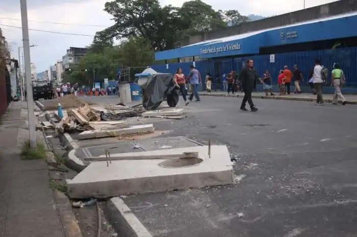 El asfalto colocado sobre la calle Rubén Darío, en octubre del año pasado, frente al Fondo Social para la Vivienda también será reemplazado por adoquines. /Lisbeth Ayala. 