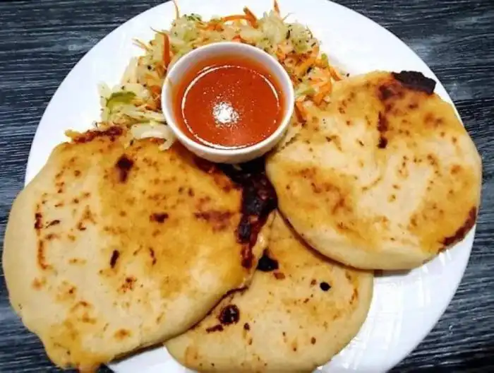 Al platillo típico de la pupusa no le puede faltar el curtido y la salsa de tomate. / Cortesía.