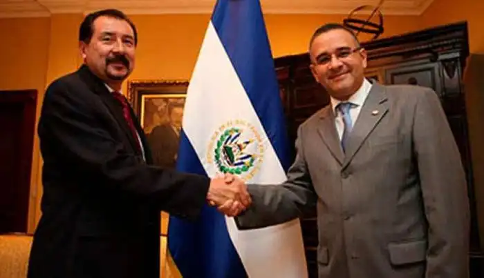El expresidente Mauricio Funes junto a Miguel Menéndez Avelar 