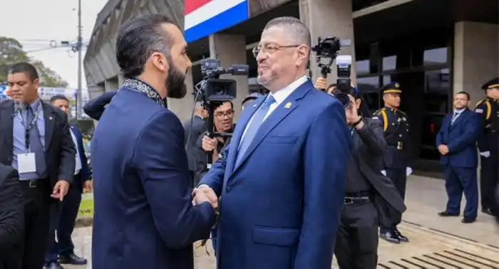 Presidente Rodrigo Chaves recibiendo al presidente Nayib Bukele en Casa Presidencial en Costa Rica. / @PresidenciaSV