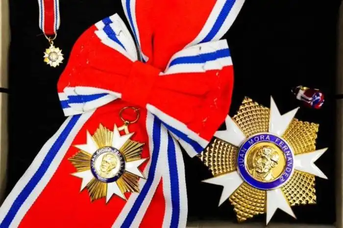 Detalle del la condecoración Orden Nacional Juan Mora Fernández que recibió el presidente Bukele. / @PresidenciaSV