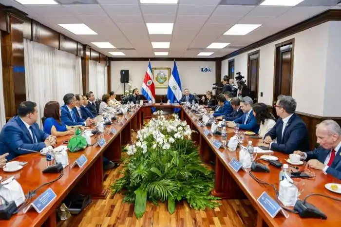 Presidentes de El Salvador y Costa Rica junto a sus funcionarios para firma de convenios. / @PresidenciaSV