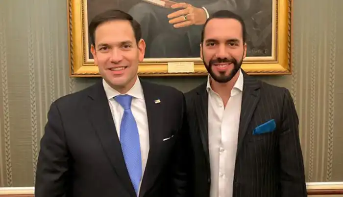El senador republicano Marco Rubio, junto al presidente de El Salvador Nayib Bukele, durante una visita al país en 2023.