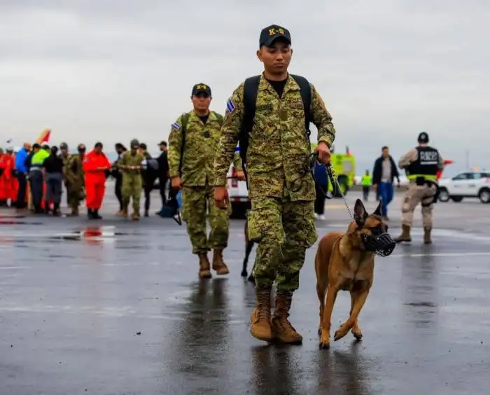 Parte del contingente está conformado por militares rescatistas. / FAES.