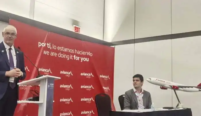 Diogo Elías, vicepresidente sénior de Avianca Cargo, en conferencia de prensa junto al portavoz del aeropuerto de Miami durante el Air Cargo Forum. /Uveli Alemán