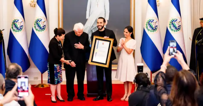 La condecoración a los fundadores de Starkey Hearing Foundation se debió a la labor activa en la salud auditiva de los salvadoreños/ Foto Secretaría de prensa de la Presidencia.