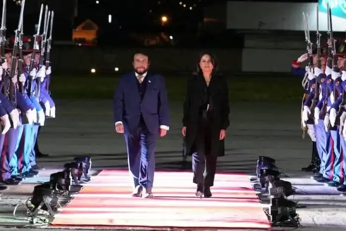 El vicepresidente de El Salvador, Félix Ulloa, pasa revista a una guardia de honor a su llegada a la XXIX Cumbre Iberoamericana en el aeropuerto Mariscal Lamar de Cuenca. / AFP