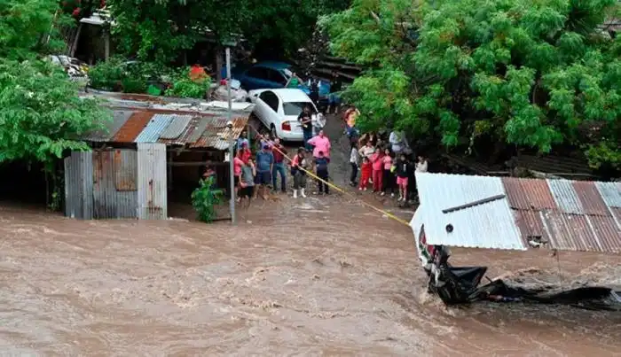 Las fuertes lluvias ocasionadas por la tormenta tropical Sara mantiene en zozobra a los habitantes de las cercanías del río Choluteca. / AFP 